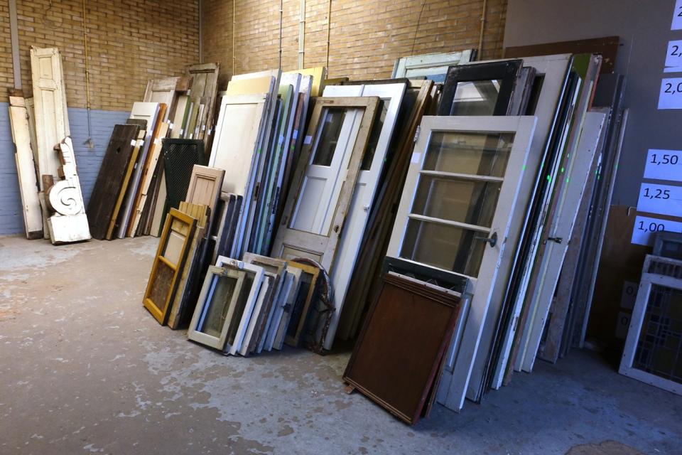 Loods met oude spullen zoals deuren